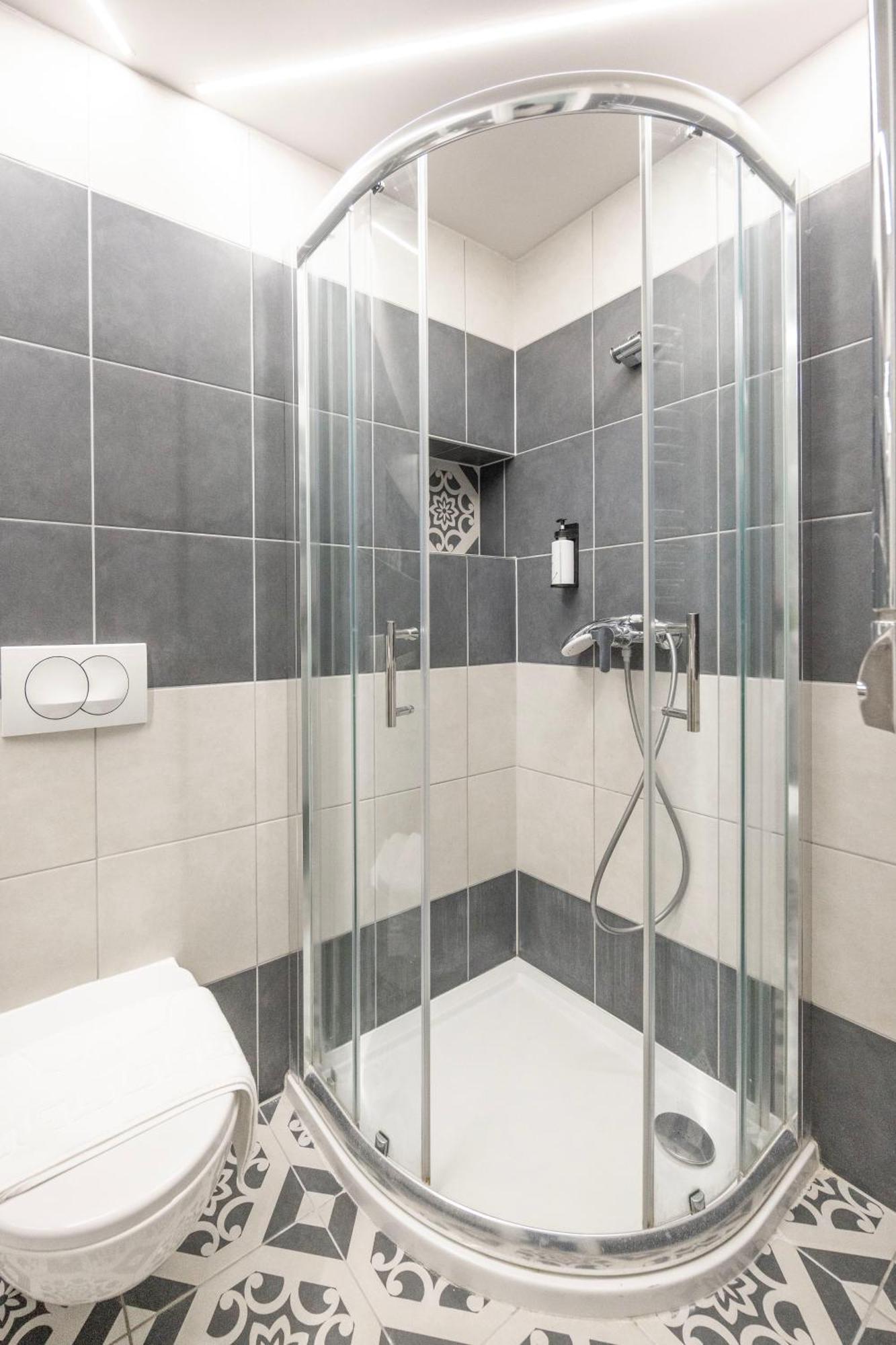 Exclusive & Grand Next To The Fashion St' Apartment