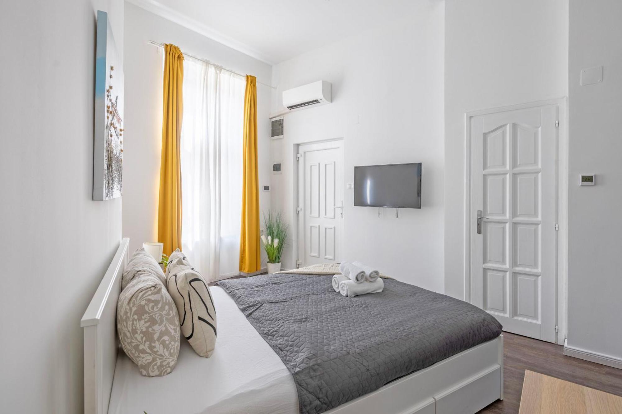 Exclusive & Grand Next To The Fashion St' * Budapest